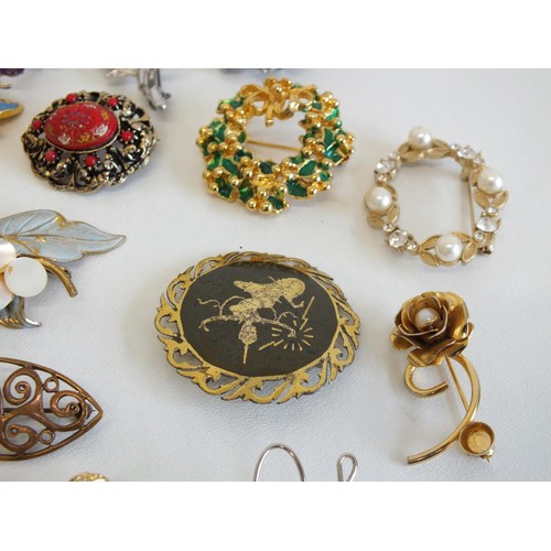 246 - 26 ASSORTED BROOCHES INCLUDES SILVER FILIGREE, ENAMEL, CELTIC, CRYSTAL & SIAM