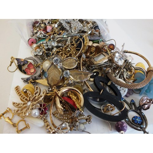 248 - JOBLOT OF ASSORTED EARRINGS - weight 630g