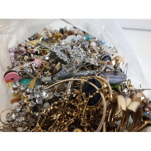 248 - JOBLOT OF ASSORTED EARRINGS - weight 630g