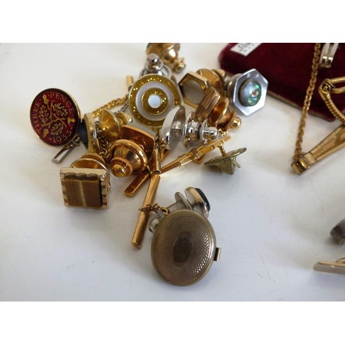 250 - JOBLOT OF ASSORTED TIE CLIPS & COLLAR STUDS INCLUDES - STRATTON, DAMASCENE, GOLDTONE ETC