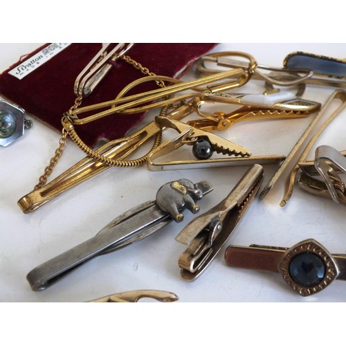 250 - JOBLOT OF ASSORTED TIE CLIPS & COLLAR STUDS INCLUDES - STRATTON, DAMASCENE, GOLDTONE ETC