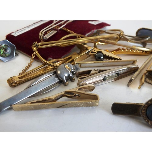 250 - JOBLOT OF ASSORTED TIE CLIPS & COLLAR STUDS INCLUDES - STRATTON, DAMASCENE, GOLDTONE ETC