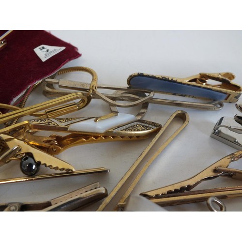 250 - JOBLOT OF ASSORTED TIE CLIPS & COLLAR STUDS INCLUDES - STRATTON, DAMASCENE, GOLDTONE ETC