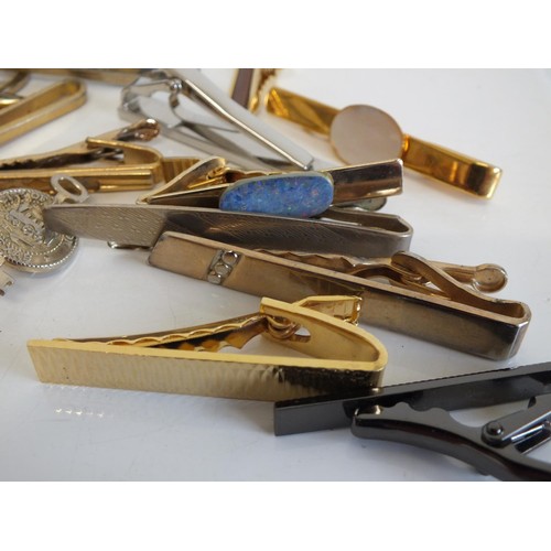 250 - JOBLOT OF ASSORTED TIE CLIPS & COLLAR STUDS INCLUDES - STRATTON, DAMASCENE, GOLDTONE ETC