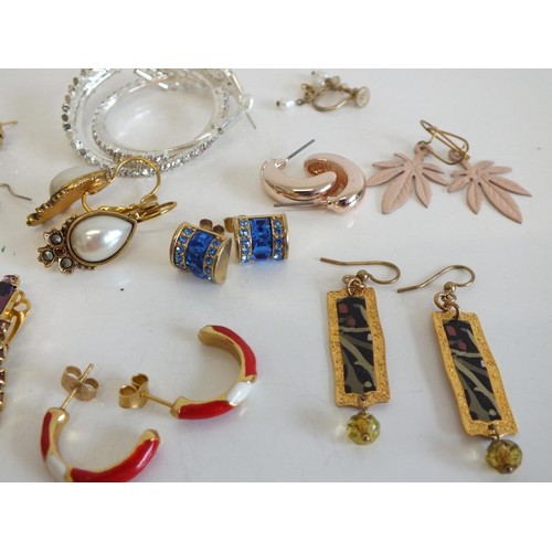 252 - 12 PAIRS OF EARRINGS INCLUDES CARVED MOTHER OF PEARL, CLOISONNE, CRYSTAL CLIP ONS ETC