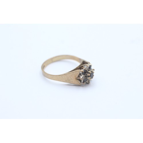 633 - 9ct White And Yellow Gold Diamond And Sapphire Bicolour Flower Cluster Ring (2.7g) SIZE- L