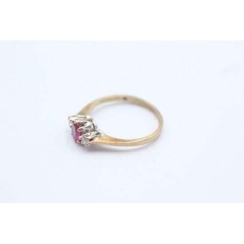 637 - 9ct White And Yellow Gold Diamond And Ruby Trilogy Ring (1.6g) SIZE- M