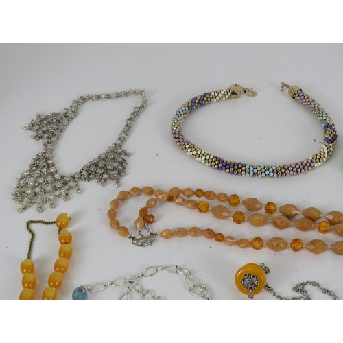 323 - SELECTION OF COSTUME JEWELLERY INCLUDING GLASS, STATEMENT, CHUNKY ETC