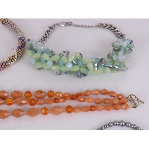 323 - SELECTION OF COSTUME JEWELLERY INCLUDING GLASS, STATEMENT, CHUNKY ETC