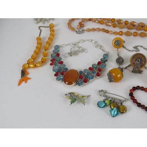 323 - SELECTION OF COSTUME JEWELLERY INCLUDING GLASS, STATEMENT, CHUNKY ETC