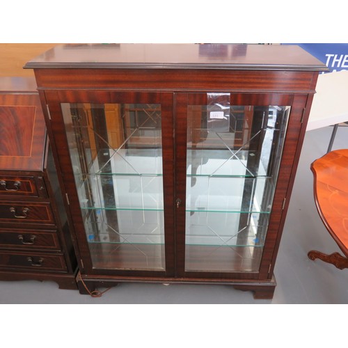 331 - DARK WOOD ETCHED GLASS DISPLAY CABINET WITH TWO GLASS SHELVES LOCKING DOORS WITH KEY, DIMENSIONS - H... 