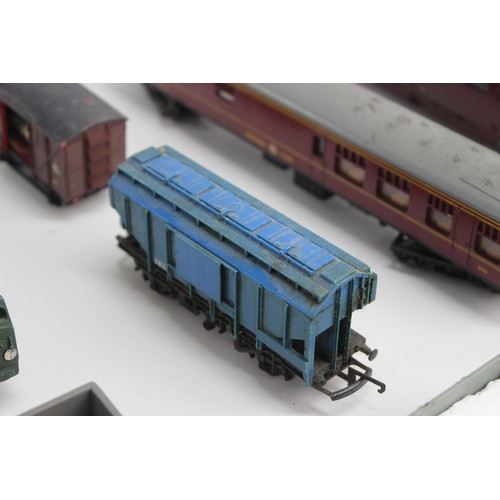 539 - 12 x OO Gauge Locos D1062, Carriage & Rolling Stock SPARE/REPAIR