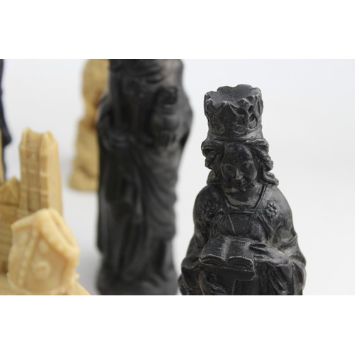 543 - 32 Piece Resin CHESS PIECE COMPLETE SET Inc Various Sizes & Characters