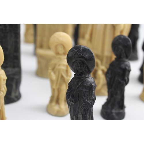 543 - 32 Piece Resin CHESS PIECE COMPLETE SET Inc Various Sizes & Characters