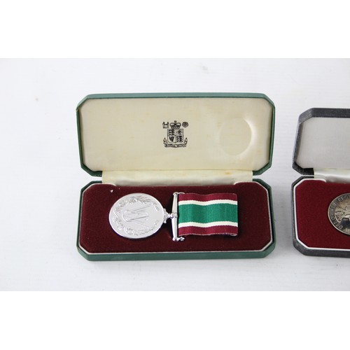 586 - 2 x Boxed Medals Inc ER.II Imperial Service Medal w/ Award Certificate