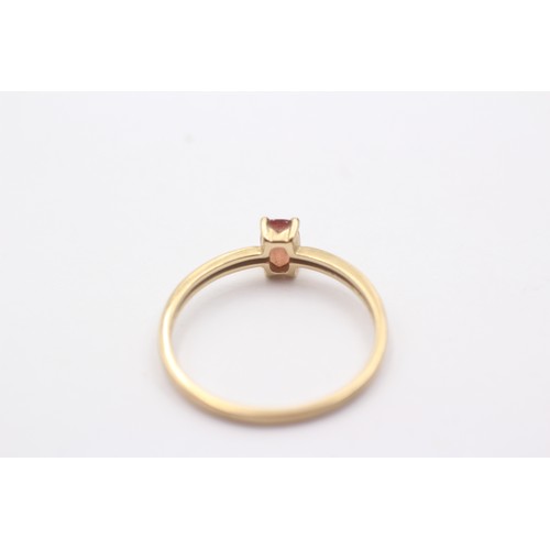 588 - 9ct gold red gemstone prong set fine solitaire ring (1.5g) S