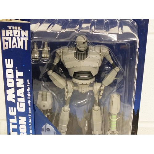 19 - DIAMOND SELECT THE IRON GIANT BATTLE MODE 21.5cm ACTION FIGURE WITH LIGHT UP EYES - AS NEW