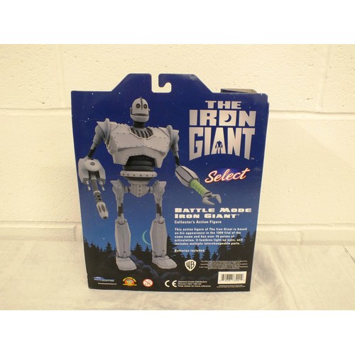 19 - DIAMOND SELECT THE IRON GIANT BATTLE MODE 21.5cm ACTION FIGURE WITH LIGHT UP EYES - AS NEW