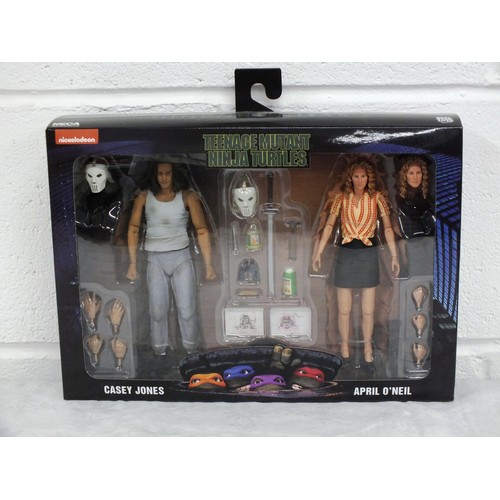 33 - NECA - TEENAGE MUTANT NINJA TURTLES CASEY JONES & APRIL O'NEIL 7