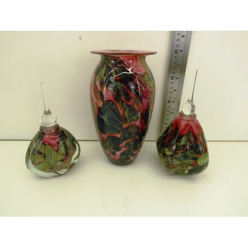 55 - 3 x PIECES OF ROBERT EICKHOLD RED AND GREEN GLASS SIGNED PIECES TWO PERFUME BOTTLES AND VASE