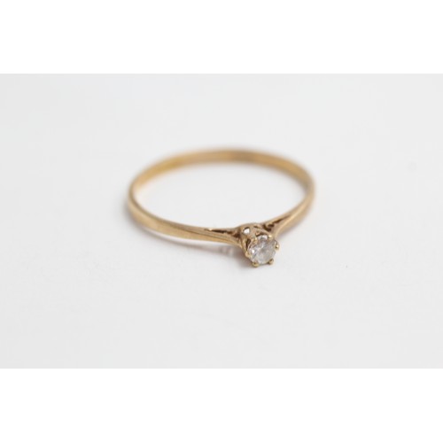 580 - 9ct gold diamond solitaire ring (1.3g) SIZE -W