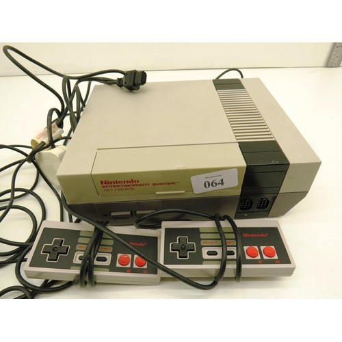 299 - VINTAGE NES NINTENDO ENTERTAINMENT SYSTEM CONSOLLE WITH TWO CONTROLLERS AND LEADS