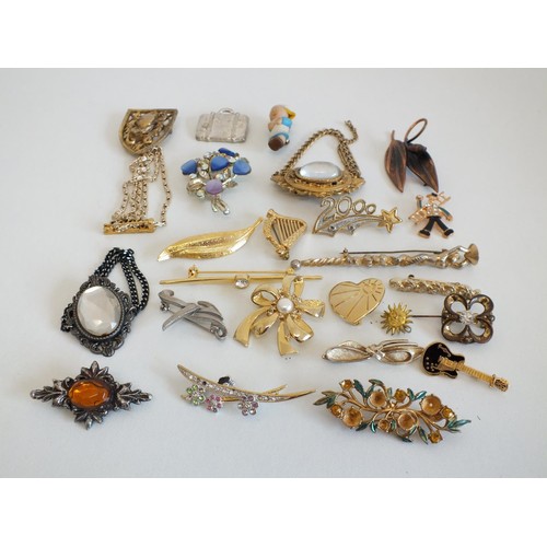 134 - 23 x BROOCHES   INCLUDES ALUCRAFT CAPE BROOCH, AMBER GLASS BROOCH, SPHINX ETC
