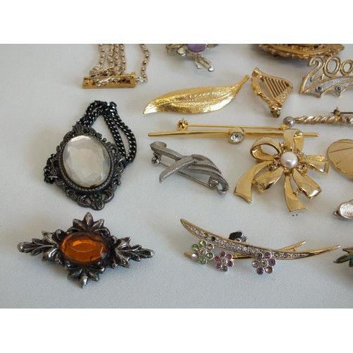 134 - 23 x BROOCHES   INCLUDES ALUCRAFT CAPE BROOCH, AMBER GLASS BROOCH, SPHINX ETC