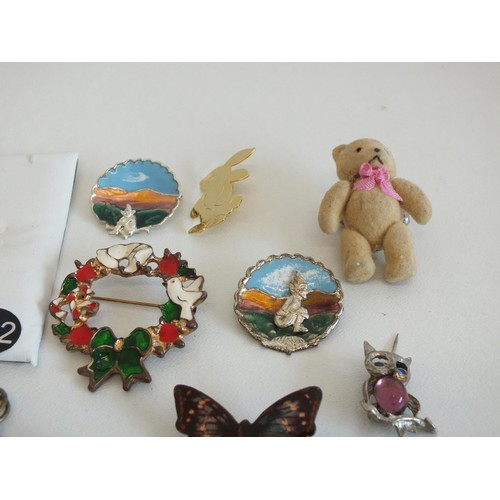 137 - 12 x ANIMAL AND INSECT RELATED BROOCHES INCLUDES ENAMEL ETC