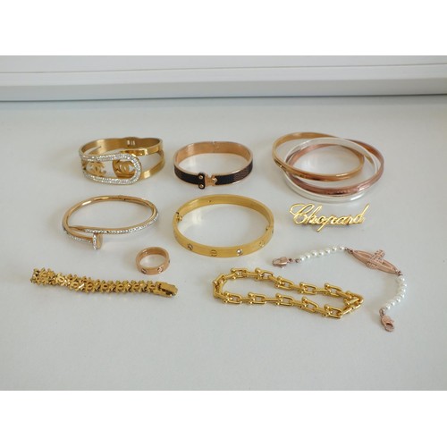 139 - 10 x GOLD PLATED FASHION JEWELLERY INCLUDES BANGLES, BRACELETS, PEARL, BROOCH ETC