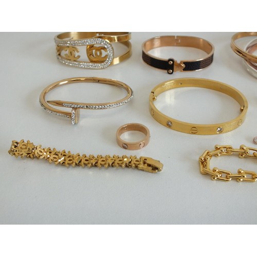 139 - 10 x GOLD PLATED FASHION JEWELLERY INCLUDES BANGLES, BRACELETS, PEARL, BROOCH ETC