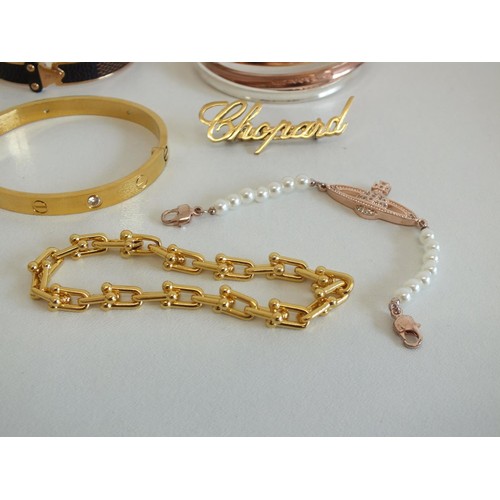 139 - 10 x GOLD PLATED FASHION JEWELLERY INCLUDES BANGLES, BRACELETS, PEARL, BROOCH ETC