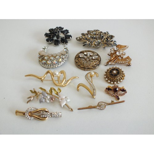 148 - SELECTION OF BROOCHES INCLUDING SCOTTISH, PEARL, ENAMEL ETC