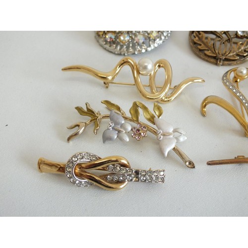 148 - SELECTION OF BROOCHES INCLUDING SCOTTISH, PEARL, ENAMEL ETC