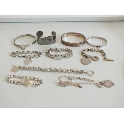 150 - SELECTION OF SILVERTONE FASHION JEWELLERY INCLDUING BANGLES, NECKLACES, ETC