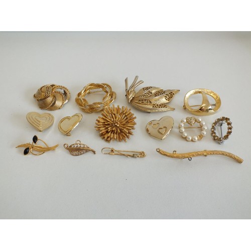 150A - 13 x GOLD TONE BROOCHES INCLDUING PEARL, SPHINX ETC