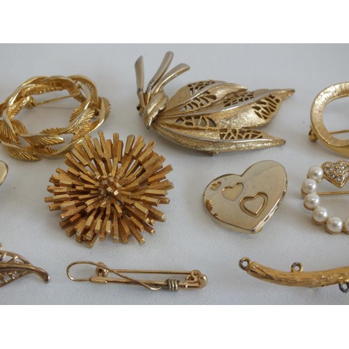 150A - 13 x GOLD TONE BROOCHES INCLDUING PEARL, SPHINX ETC