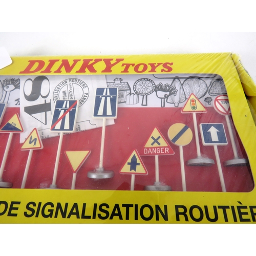 207 - DINKY ROAD SIGNS