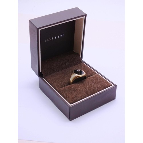 85 - 9ct GOLD BLACK ONYX SIGNET RING SIZE R, weight 3.8g