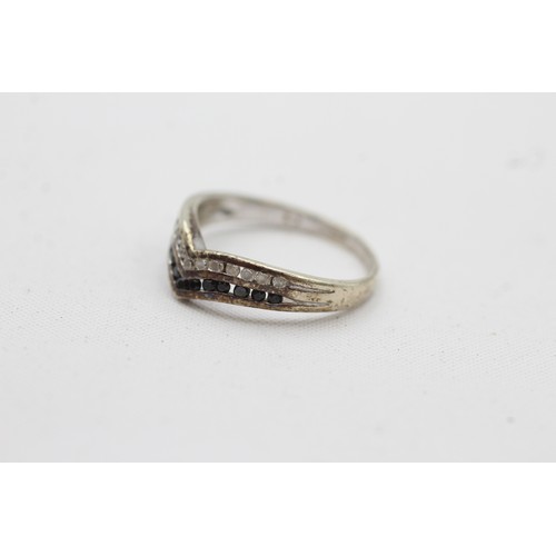 582 - 9ct Gold Vintage Black And White Gemstone Set Wishbone Ring (1.7g) SIZE L