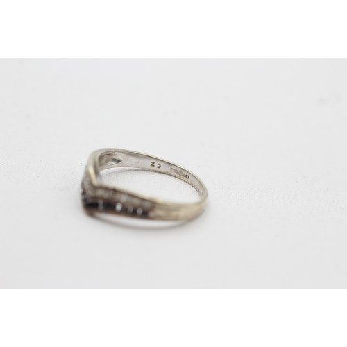 582 - 9ct Gold Vintage Black And White Gemstone Set Wishbone Ring (1.7g) SIZE L