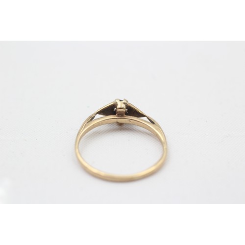 584 - 9ct Gold Retro Sapphire Set Dress Ring (0.8g) SIZE G