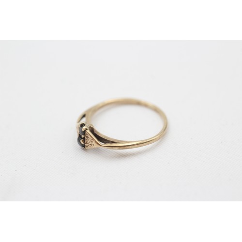 584 - 9ct Gold Retro Sapphire Set Dress Ring (0.8g) SIZE G