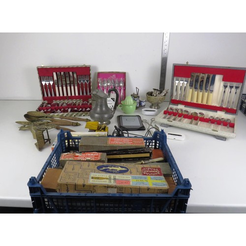 122 - SELECTION OF ASSORTED VINTAGE CUTLERY, SPOONS, TONGS, BOXED SETS ETC