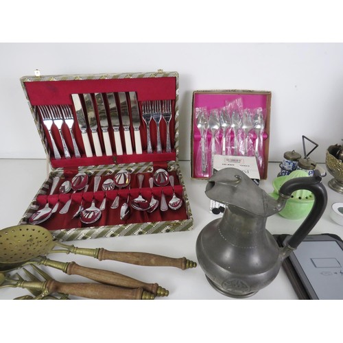 122 - SELECTION OF ASSORTED VINTAGE CUTLERY, SPOONS, TONGS, BOXED SETS ETC