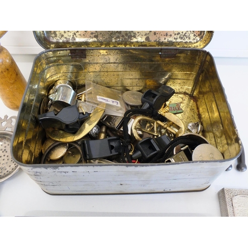 80 - TIN OF MISCELLANEOUS ITEMS INCLUDING OLD KEYS, COINS ETC