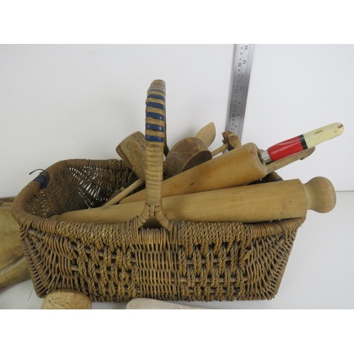 129 - A GOOD SELECION OF VINTAGE KITCHENALIA INCLUDES WICKER BASKET, WOODEN PESTLES SPOONS, BUTTER PLATE, ... 
