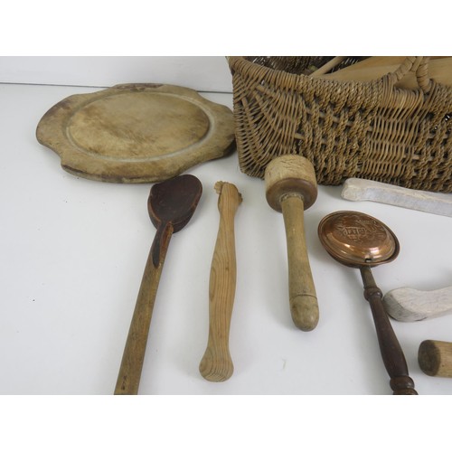 129 - A GOOD SELECION OF VINTAGE KITCHENALIA INCLUDES WICKER BASKET, WOODEN PESTLES SPOONS, BUTTER PLATE, ... 