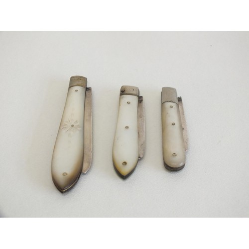 75 - 3 x STERLING SILVER HALLMARKED FRUIT KNIVES WITH MOTHER OF PEARL HANDLES