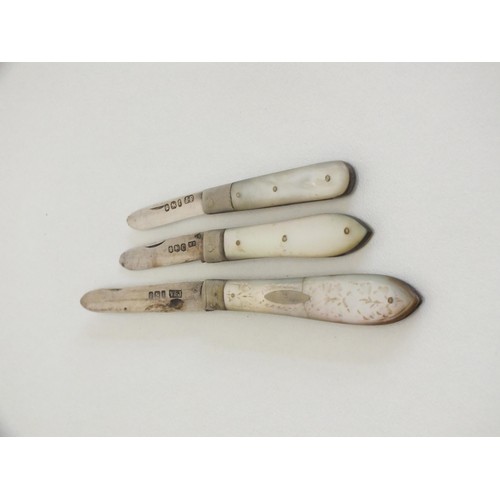 75 - 3 x STERLING SILVER HALLMARKED FRUIT KNIVES WITH MOTHER OF PEARL HANDLES